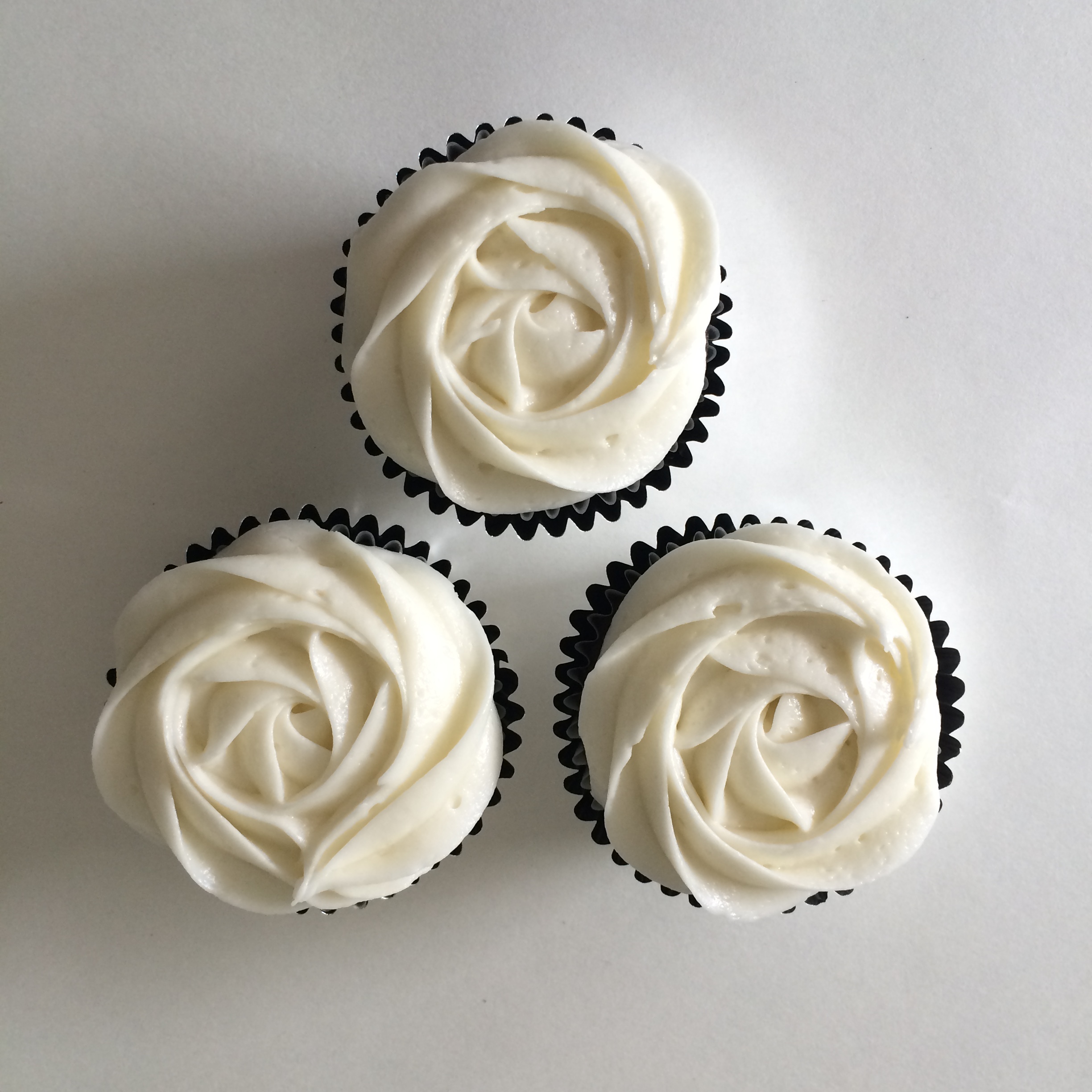 white rose cupcakes